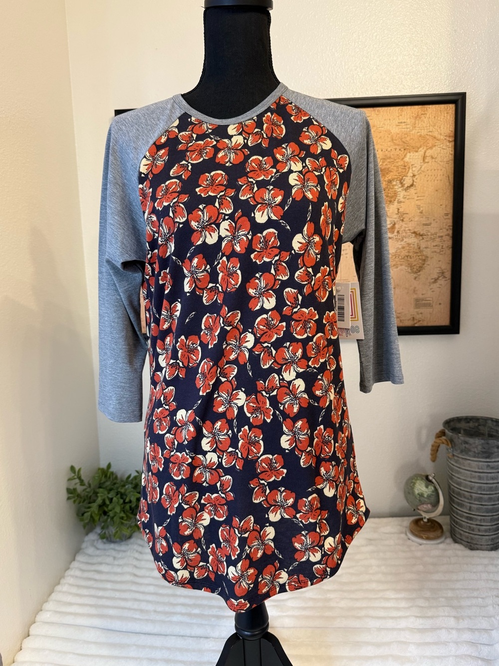 Lularoe Raglan Randy tee size small